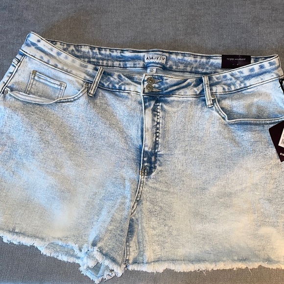 Ava & Viv Women’s Acid Wash Mid-Rise Jean Shorts - Picture 2 of 5